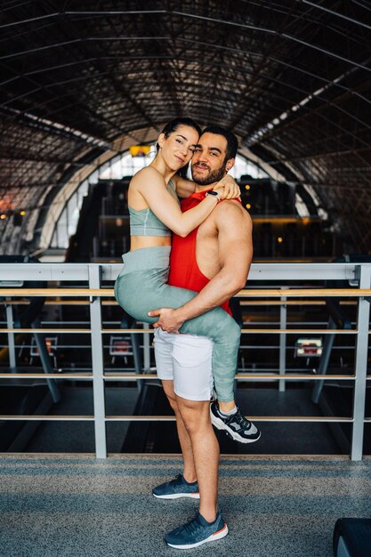 Foto retrato de una mujer joven haciendo ejercicio en el gimnasio