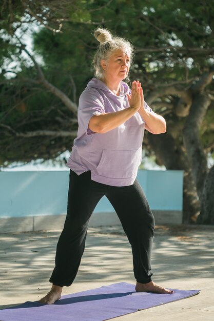 Foto retrato de una mujer joven haciendo ejercicio en el parque