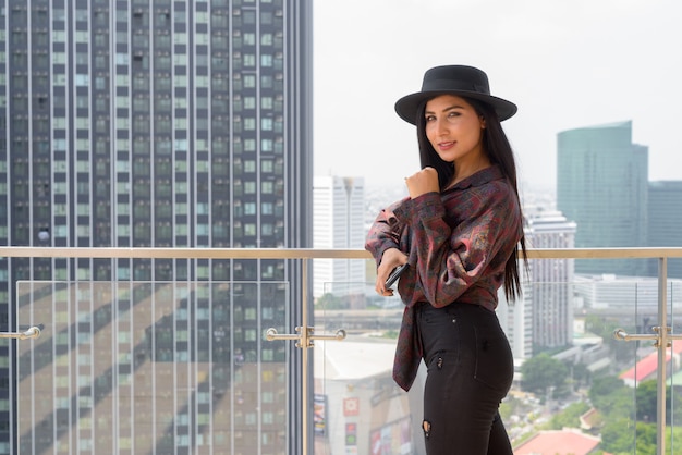 Retrato de mujer joven hermosa al aire libre en la azotea