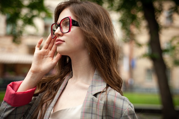 Retrato de mujer joven hermosa al aire libre