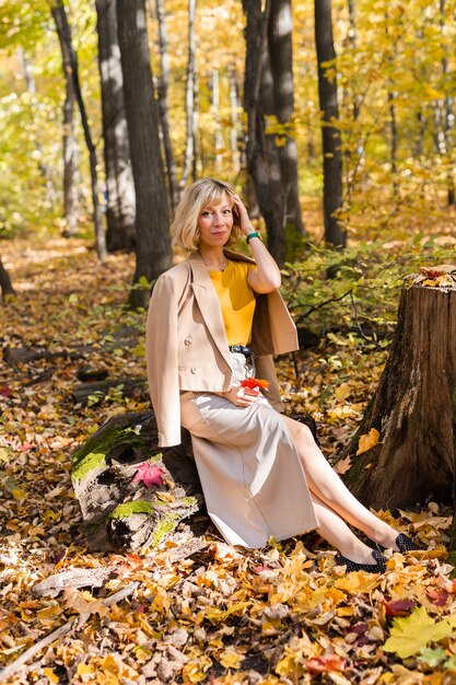 Retrato de mujer joven hermosa caminando al aire libre en otoño. Temporada de otoño y concepto de chica con estilo.