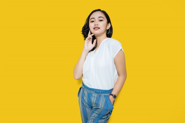 Retrato de mujer joven hermosa con camisa blanca