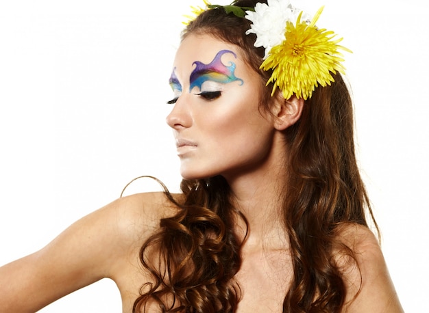 Retrato de mujer joven hermosa con delicadas flores