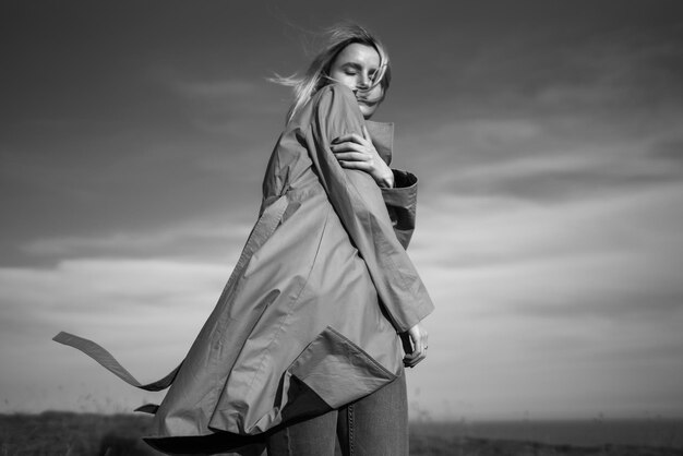 Retrato de mujer joven hermosa disfruta de un día soleado de primavera Gente estilo de vida viajes naturaleza