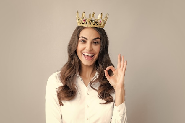 Retrato de una mujer joven con una hermosa expresión en una corona retrato de estudio aislado