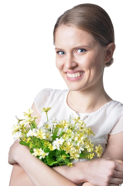 Retrato de mujer joven hermosa con flores