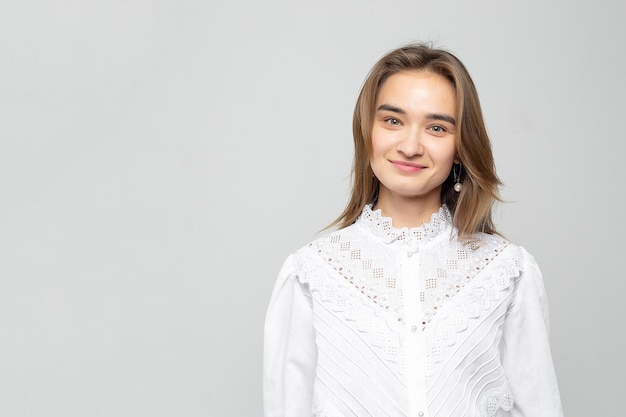 Retrato de mujer joven hermosa Foto de estudio aislado sobre fondo gris