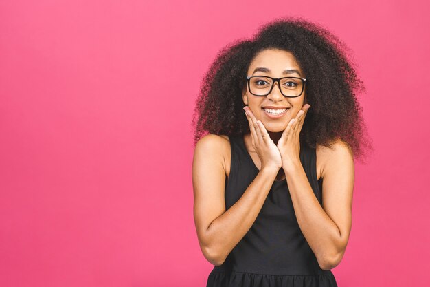 Retrato de mujer joven hermosa con gafas