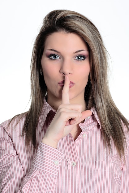 Foto retrato de mujer joven hermosa con gesto de silencio