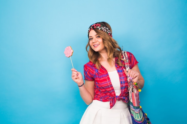 Retrato de mujer joven hermosa hippie en estudio.