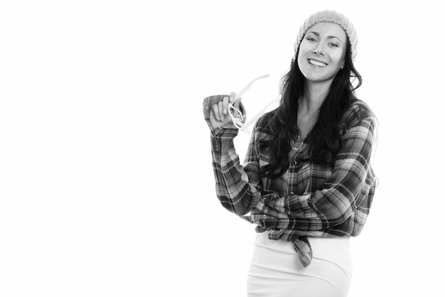 Retrato de mujer joven hermosa hipster aislada en blanco en blanco y negro