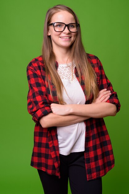 Retrato de mujer joven hermosa hipster con cabello rubio en verde