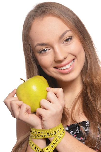 Retrato de mujer joven hermosa con manzana verde y cinta métrica