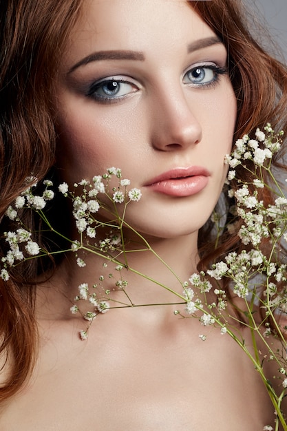 Retrato de mujer joven hermosa con maquillaje natural