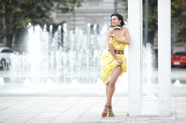 Retrato de mujer joven hermosa. Mujeres al aire libre en verano. Belleza cerca de la fuente. Dama con estilo urbano.