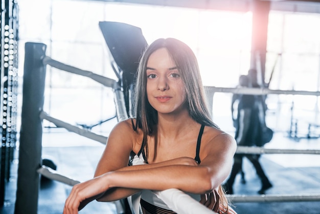 Retrato de una mujer joven y hermosa que tiene un día de fitness en el gimnasio