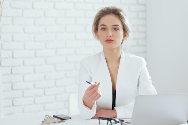 Retrato de mujer joven hermosa que trabaja en la oficina