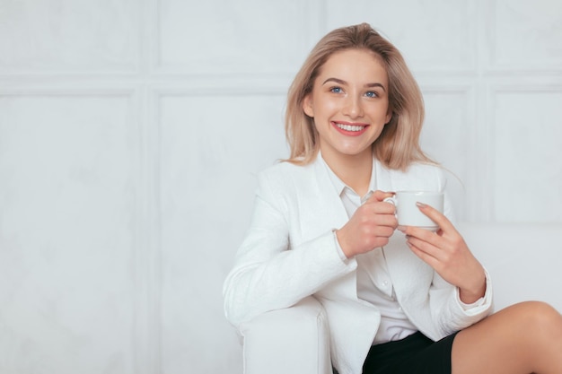 Retrato de mujer joven hermosa que trabaja en la oficina