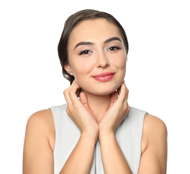 Retrato de mujer joven hermosa sobre fondo blanco