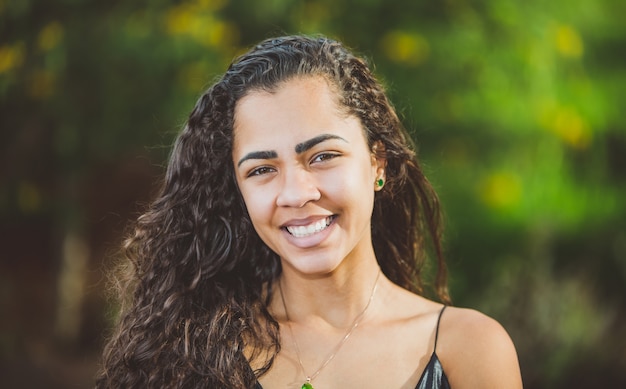 Retrato de mujer joven hermosa sonriente en la naturaleza