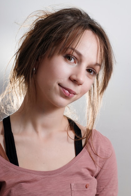 Retrato de una mujer joven con una hermosa sonrisa