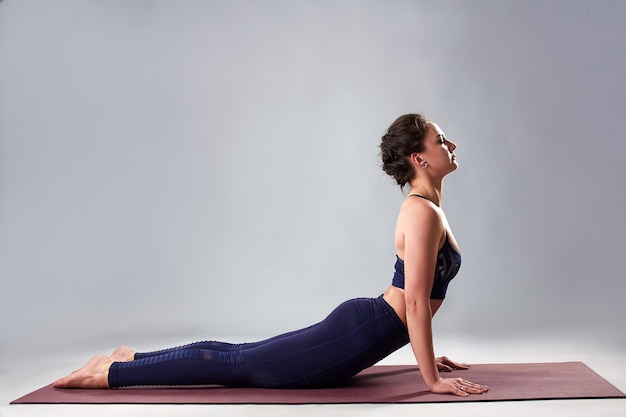 Retrato de mujer joven hermosa trabajando haciendo yoga