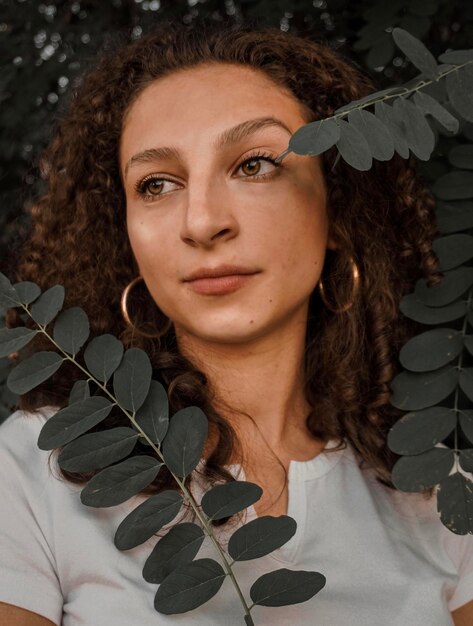 Foto retrato de una mujer joven con hojas