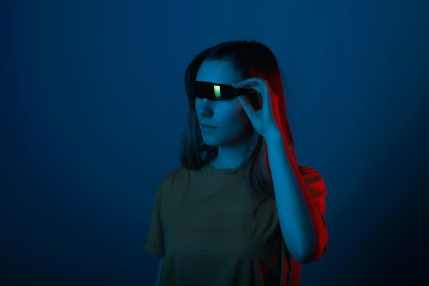 Retrato de mujer joven inconformista con gafas futuristas