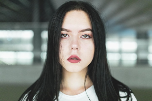 Retrato de una mujer joven en el interior