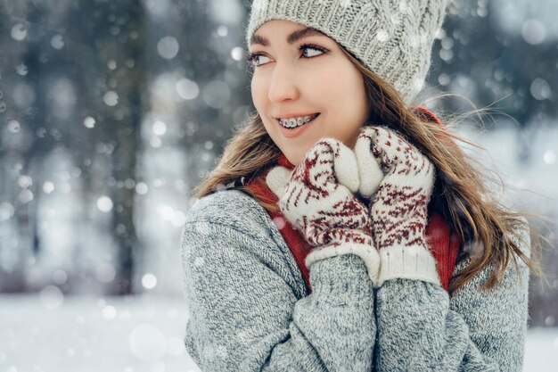 Foto retrato de mujer joven de invierno belleza alegre modelo chica riendo y divirtiéndose en el parque de invierno beautifu