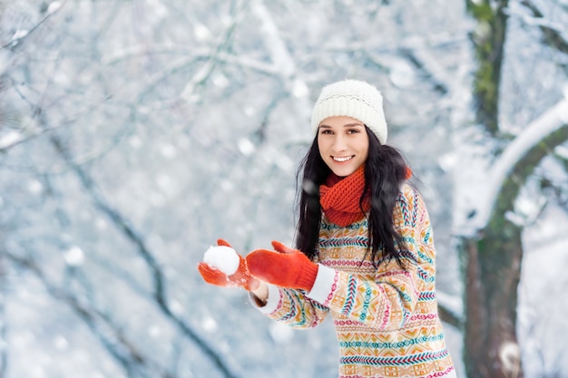 Retrato de mujer joven de invierno. belleza alegre modelo chica riendo y divirtiéndose en el parque de invierno