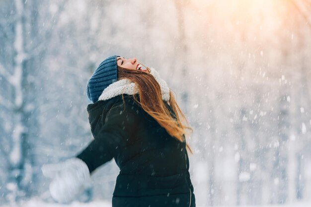 Retrato de mujer joven de invierno Belleza Chica modelo alegre riendo y divirtiéndose en el parque de invierno Hermosa mujer joven al aire libre Disfrutando de la naturaleza en invierno