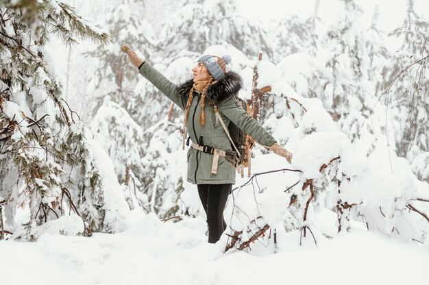 Foto retrato, mujer joven, en, invierno, día