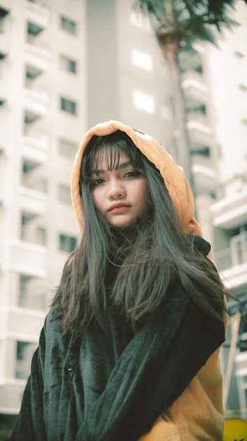 Retrato de una mujer joven en invierno