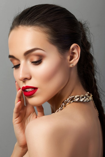 Foto retrato, de, mujer joven, con, labios rojos