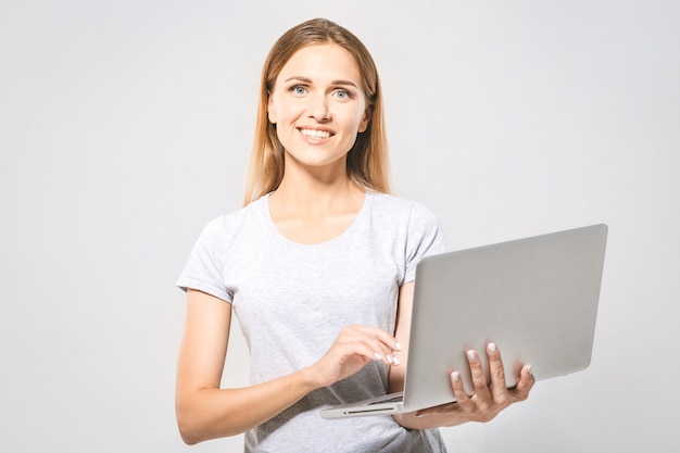 Retrato de mujer joven con laptop