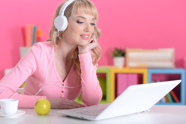 Retrato de una mujer joven con laptop