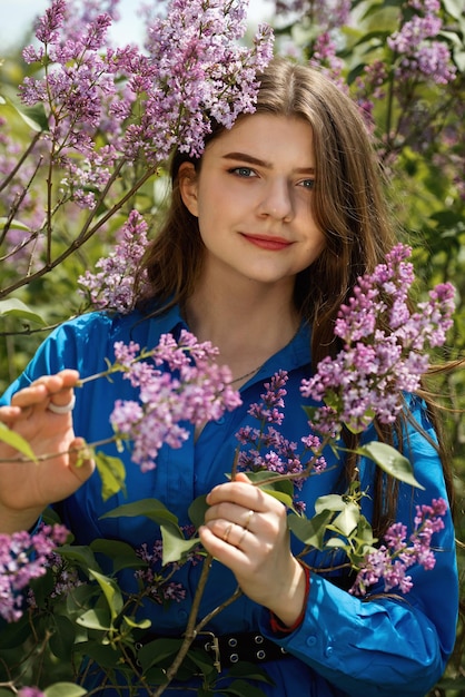 retrato, de, un, mujer joven, en, lila, flores