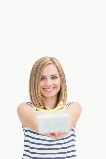 Retrato de mujer joven linda con caja de regalo