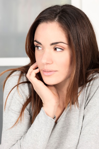 Retrato de mujer joven linda en casa