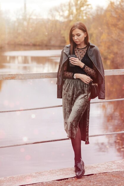 Retrato de mujer joven linda en ropa casual en otoño