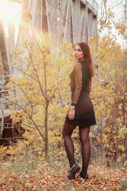 Retrato de mujer joven linda en ropa oscura en otoño