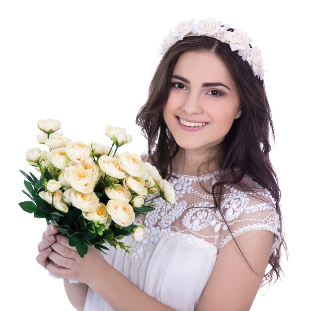 Retrato de mujer joven linda en vestido blanco con flores aislado sobre fondo blanco.