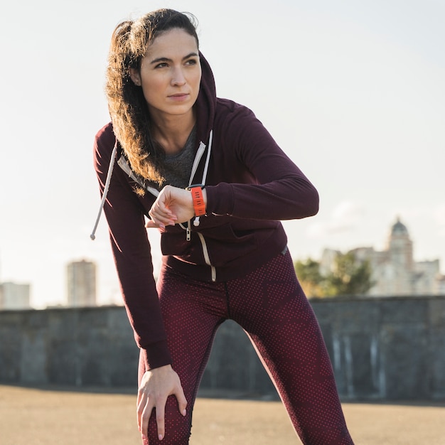 Foto retrato de mujer joven lista para correr