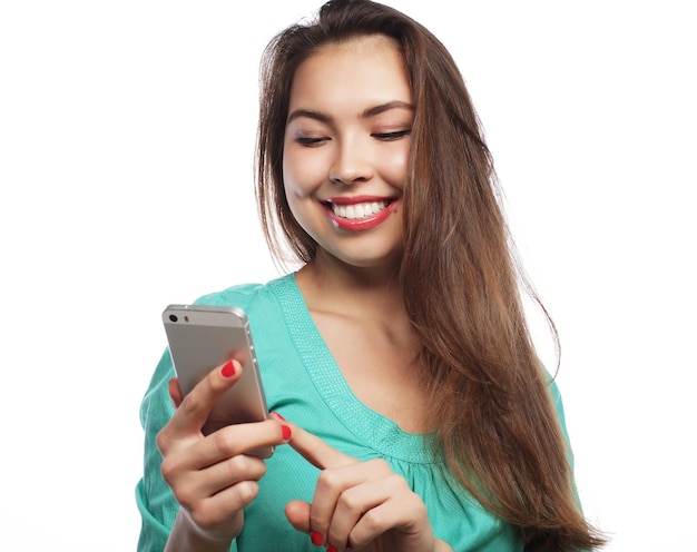 retrato, de, mujer joven, en, llamada telefónica, encima, fondo blanco