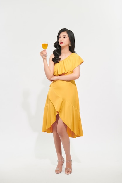 retrato, mujer joven, llevando, elegante, vestido, con, copa de vino