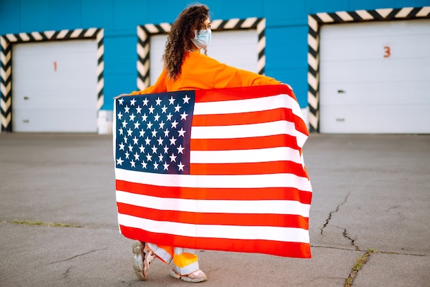 Retrato, de, un, mujer joven, llevando, máscara, y, tenencia, bandera