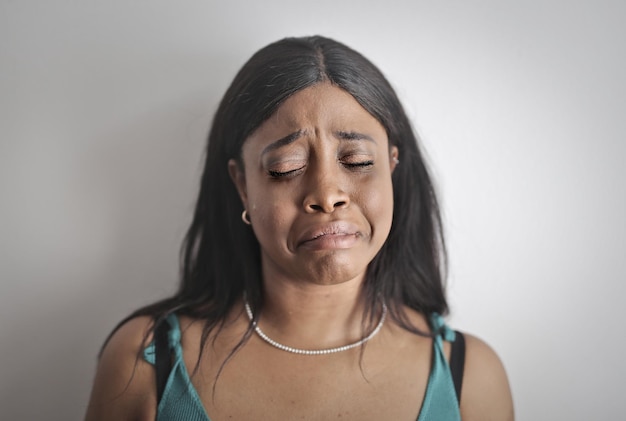 retrato de mujer joven llorando