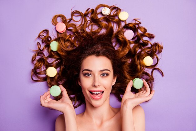 Retrato, mujer joven, con, macarrones, en, pelo