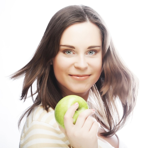 Retrato de mujer joven con manzana verde